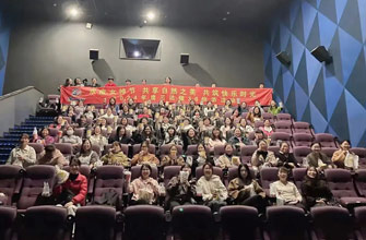 春光与你们都是这天下最好的风物，，，，，，节日快乐！